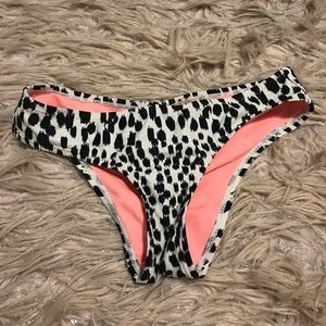 white & pink leapord bikini bottoms • 🤍